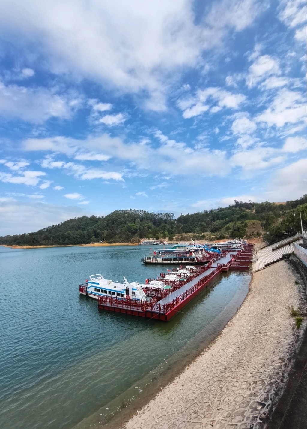 河源人氣景點推介2024｜5. 萬綠湖 萬綠湖有360多個綠色小島，已開發其中幾個，可坐船到島上遊覽。（圖片來源：書書溜達日常隨記@小紅書）