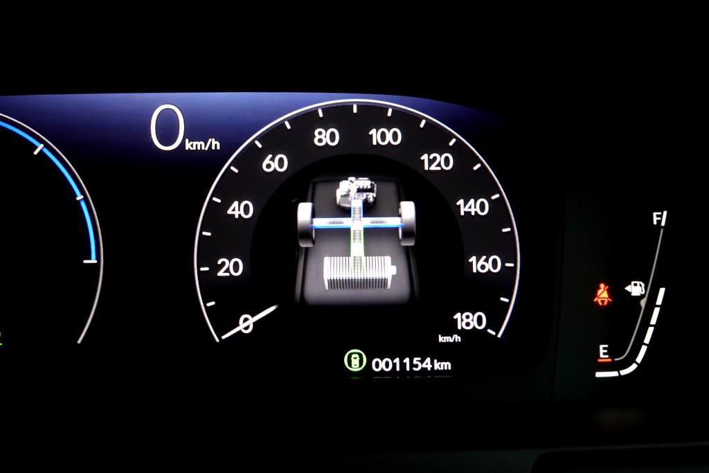 ●車速表內置數碼屏幕顯示混能系統工作情況。