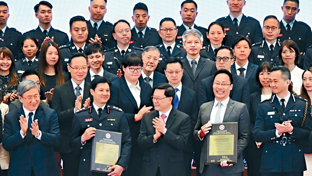 李家超主持「行政長官表揚榜」頒獎典禮。