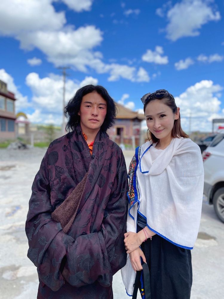 陈贝儿深入了解当地民生。