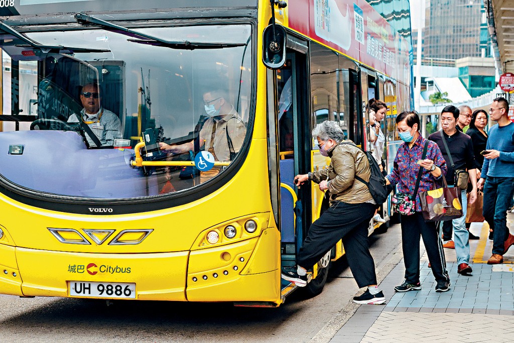 平日主要乘坐巴士的長者普遍認為「兩蚊兩折」不會影響出行。