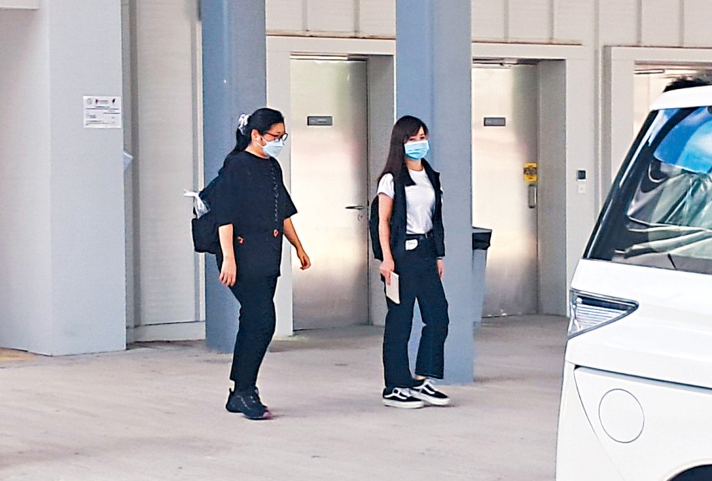 死者一名女親屬(左)到醫院認屍。