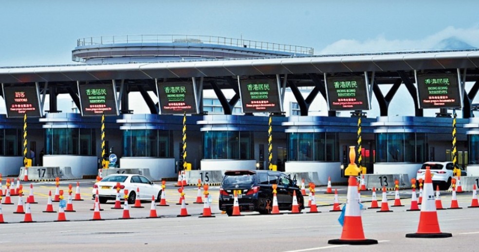 屆時在司機及乘客安坐車上就以「無感通關」。資料圖片 屆時在司機及乘客安坐車上就以「無感通關」。資料圖片