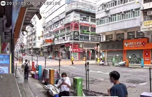 黑衣男準備行入店內，白衣男站在門外負責「睇水」。店主提供影片