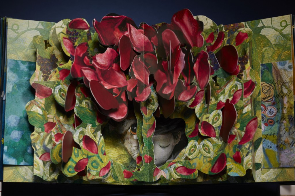 小王子驯养狐狸一幕，两者就藏在花丛底下，一左一右，二为一体。