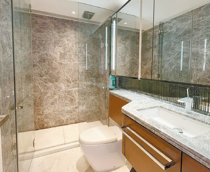 浴室齊備基本電器潔具，設鏡櫃增加收納空間。