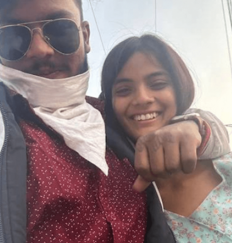 死者薩泰特與女友馬米德瓦生前合照。NDTV截圖