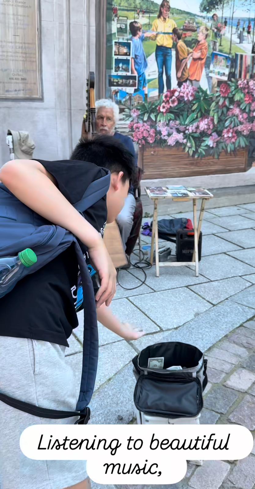 見大仔Aiden和二仔Nathan觀看一個街頭表演後打賞給該表演者。 見大仔Aiden和二仔Nathan觀看一個街頭表演後打賞給該表演者。