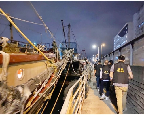 警方突擊搜查共18個碼頭，以打擊與黑幫有關的走私活動。「香港警察」fb圖片