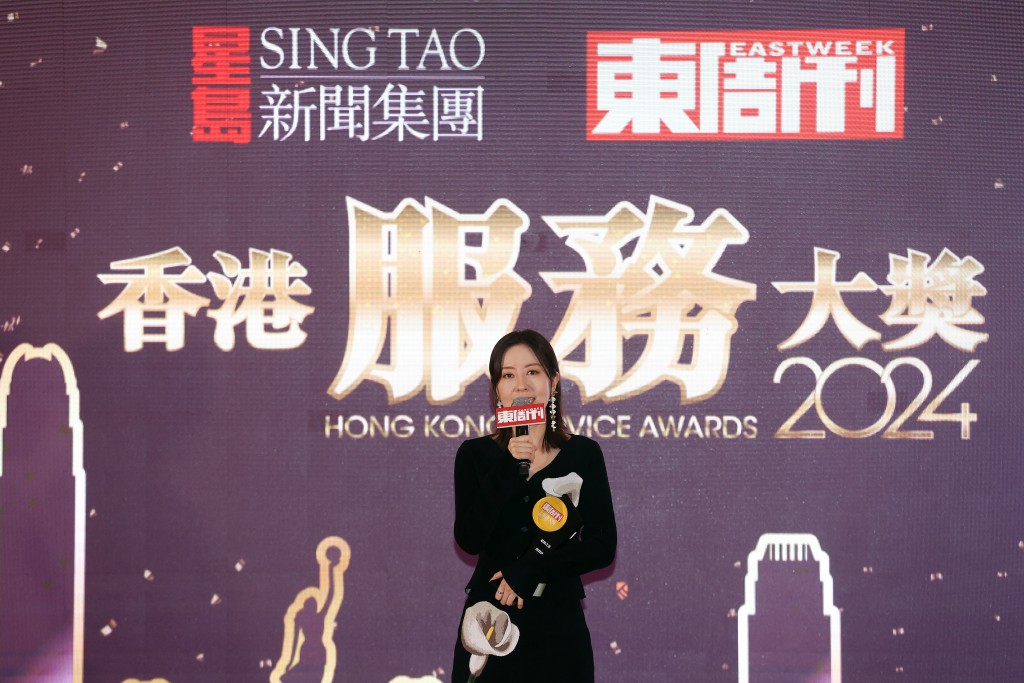 唐詩詠獲選為「慈善之星」，在台上分享得獎感受。