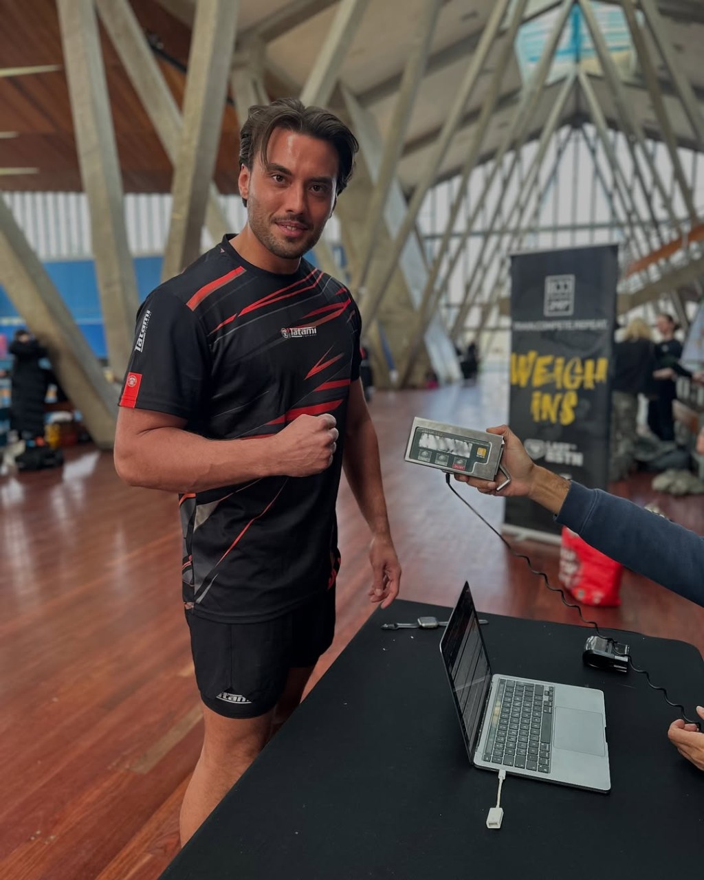 英国人气真人秀男星赖特日前离奇死于泰国。IG