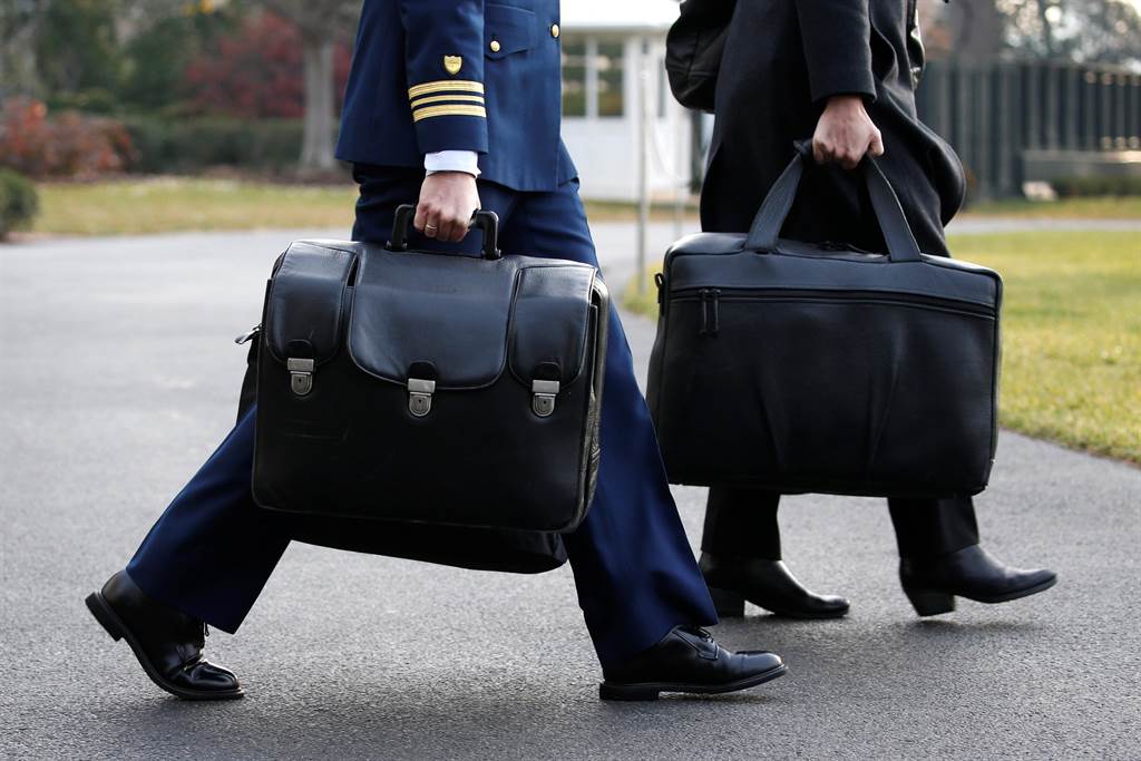 美国总统走到哪里，装有核武指挥卫星电话的公事包也会有专人携带。路透社