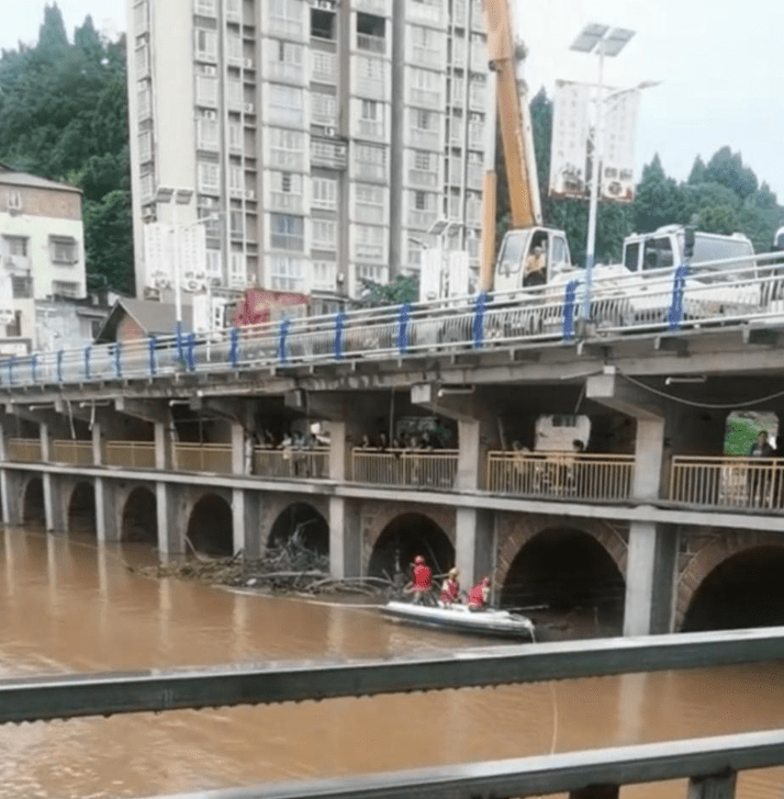 四川3名工人清理河道時翻船落水。紅星新聞 四川3名工人清理河道時翻船落水。紅星新聞