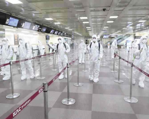 當局出動軍方在大邱機場進行消毒。AP