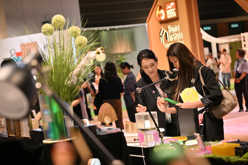 文創體驗區匯聚來自超過10個國家及地區、逾110家展商，呈現融合多元文化的特色品牌與設計。
