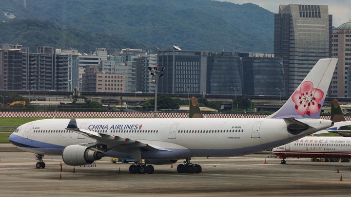 台灣當局宣布旅客自5日起毋須再時登機前核酸檢測結果上機。路透社資料圖片