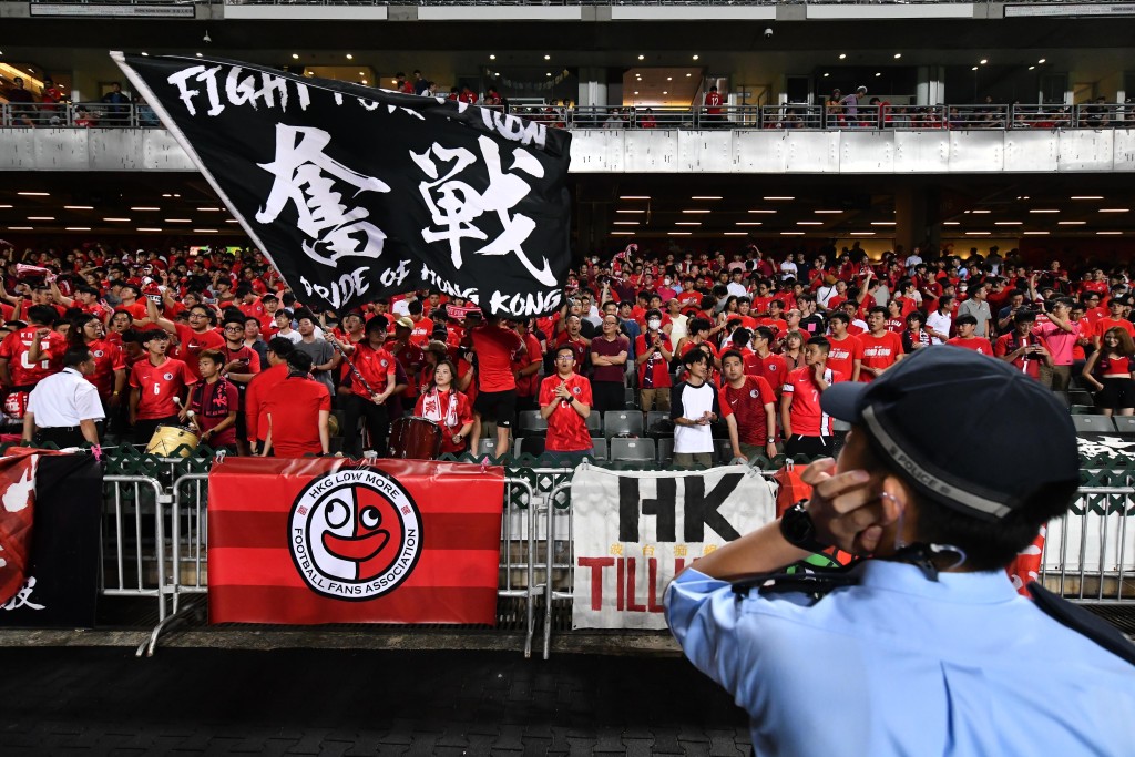 無論賽前同比賽中，香港球迷同樣激情。