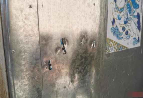 唐家门被劈。网图