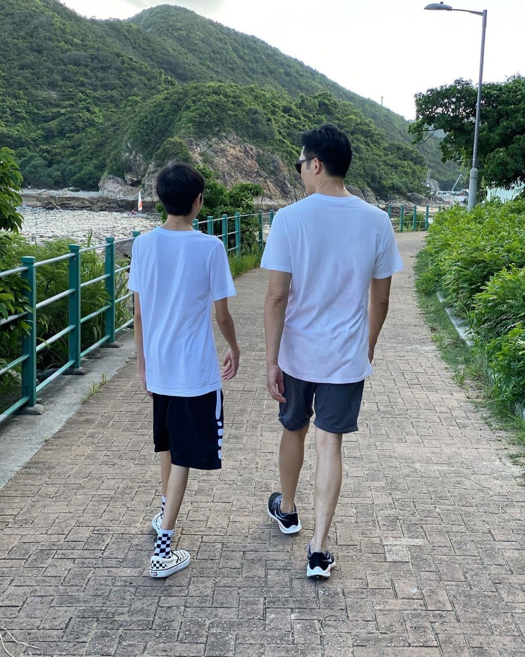 魔童雙腿比爸爸更幼。