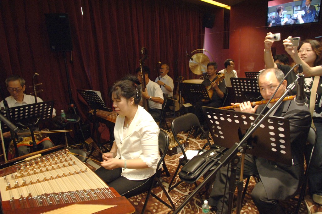 粤曲歌坛除了驻唱者，还少不得乐师负责演奏。
