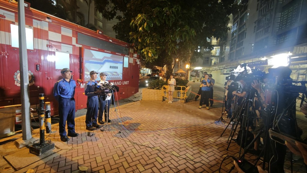 警方及消防聯合交代案情。