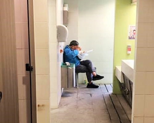 有網民發現一名清潔工在公廁內吃飯。「PLAY HARD 玩硬」Facebook圖片