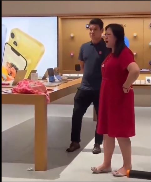 女子在北京苹果店砸手机再背《满江红》。