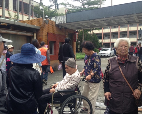 部分人坐輪椅到來投票。王爭鳴攝