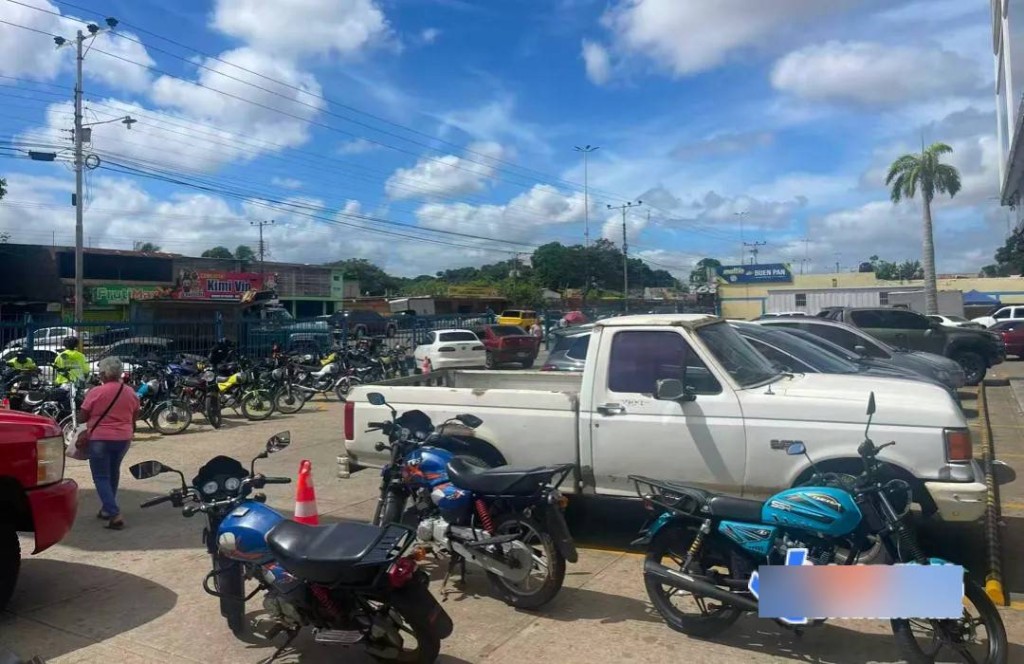 委内瑞拉有华商表示,当地民众虽然抢购粮食日用品,但市面仍算平静。中新经纬 委内瑞拉有华商表示,当地民众虽然抢购粮食日用品,但市面仍算平静。中新经纬
