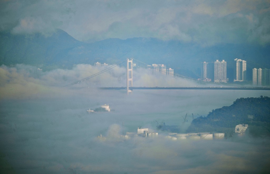 青马大桥被大雾笼罩。陈极彰摄