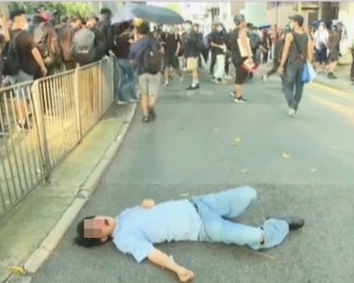 灣仔一名男子被數十名黑衣示威者圍毆昏迷。資料圖片