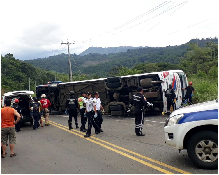  巴士在一個急彎處突然衝出路面失事側翻。新華社 