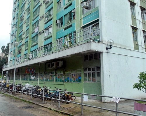 美林邨美桃樓一對兄弟疑因目光問題，被幾名男子投擲石頭及垃圾桶。資料圖片