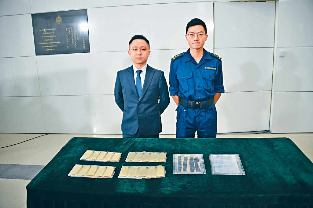 海關有組織罪案調查科特別調查第一組調查主任何廷俊（左）與海關跨境橋岸科港珠澳大橋貨物組督察黃奕輝，講述案情。