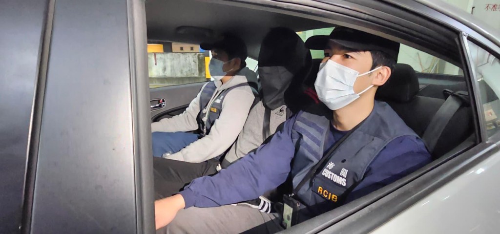 海關税收罪案調查科人員於周二（30日）在火炭一帶進行反私煙行動，行動中共檢獲約700萬支未完稅香煙，市值約 3150萬元，應課稅值約 2300萬元，並拘捕1名報稱司機的本地男子。黎志偉攝