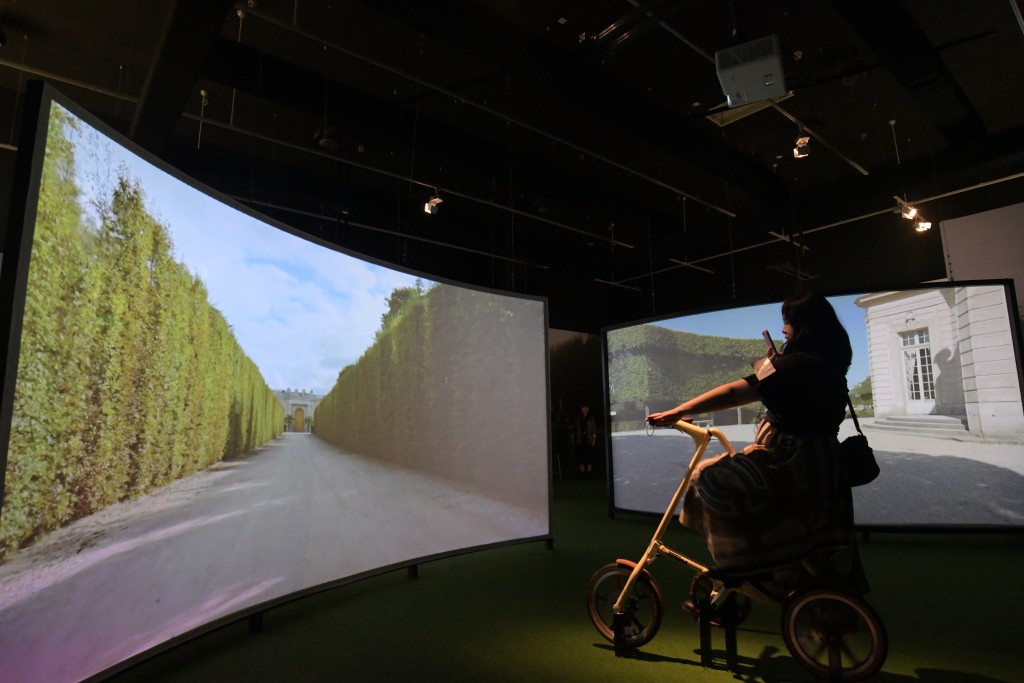在展區「凡爾賽之自然景觀」便以自行車互動裝置，帶領觀眾漫遊凡爾賽宮的王家庭園。褚樂琪攝