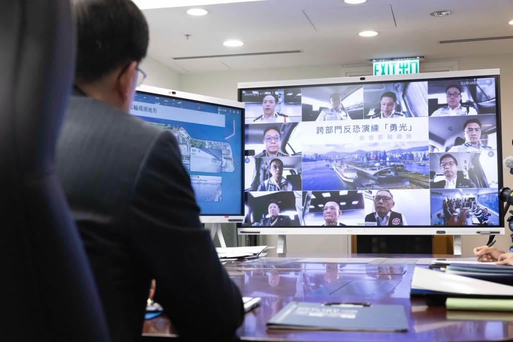 他表示,跨部門反恐專責組會就是次演習進行詳細檢討,並向保安局局長匯報總結經驗。 他表示,跨部門反恐專責組會就是次演習進行詳細檢討,並向保安局局長匯報總結經驗。