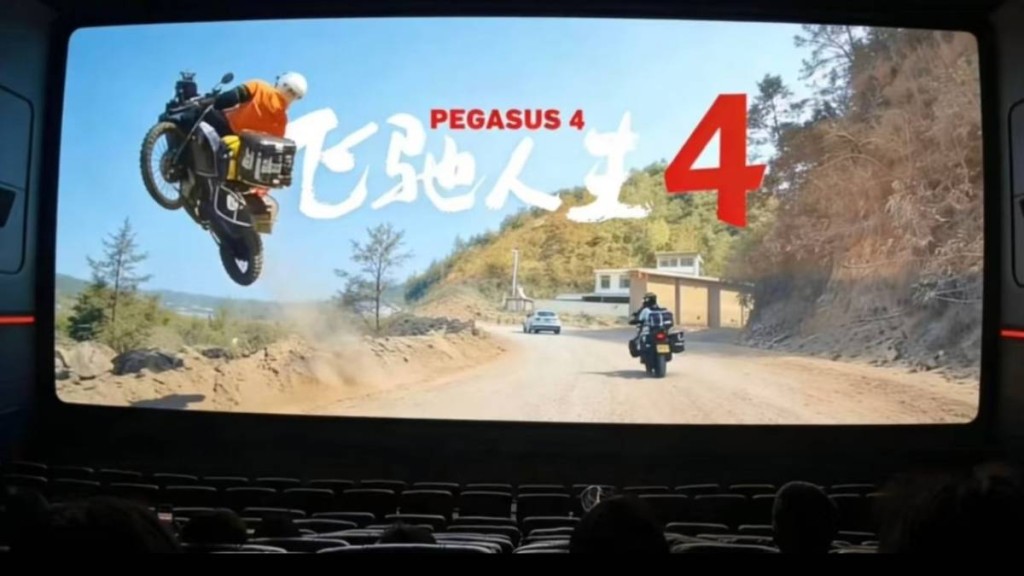 女鐵騎士在雲南意外飛落山的影片火爆全球網絡，成為網民惡搞題材。