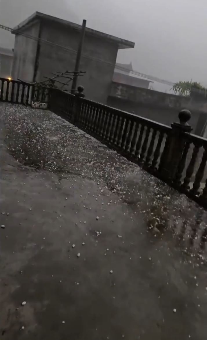 广州花都区29日早上有暴雨及冰雹。微博