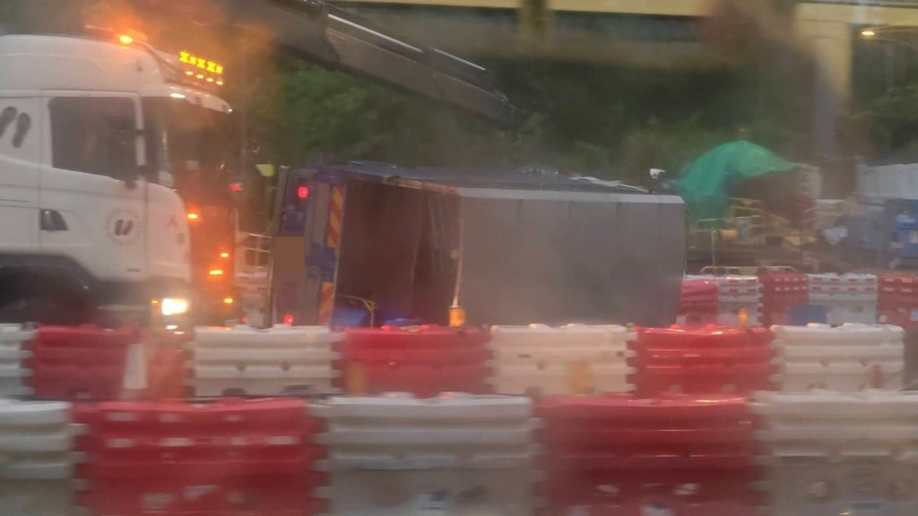粉嶺公路輕型貨車翻側 無人受傷 運輸署：往上水方向全線封閉。FB馬路的事 (即時交通資訊台)圖片