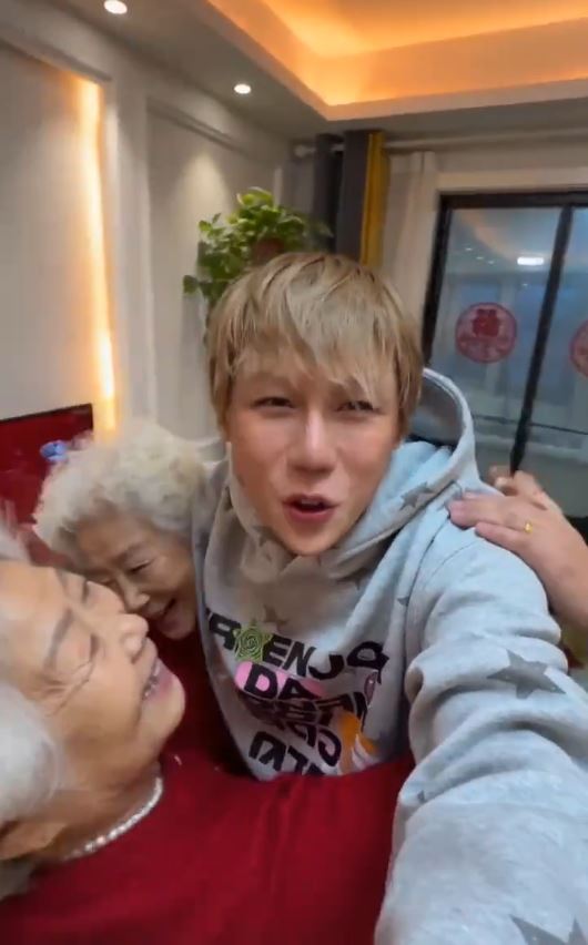 AI生成的团圆片中有两个外婆出现的“穿崩”镜头。抖音