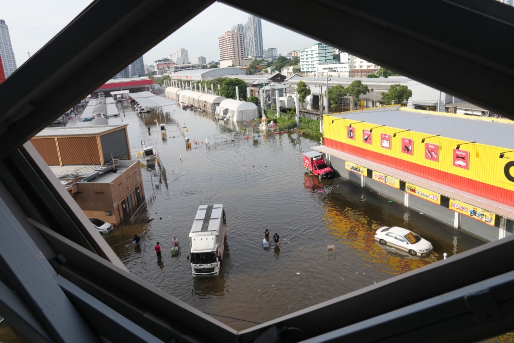 曼谷近日遭遇極嚴重水災,已致超過23人死亡。美聯社 曼谷近日遭遇極嚴重水災,已致超過23人死亡。美聯社