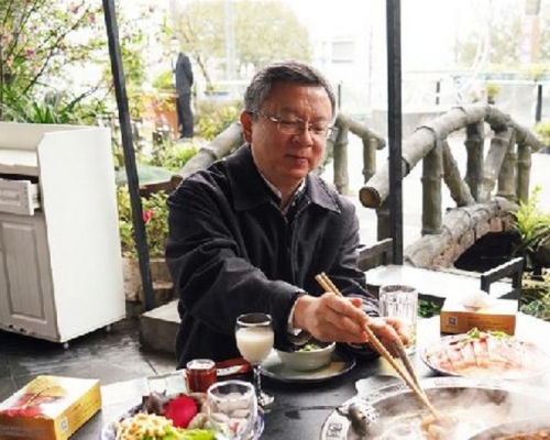 重庆副市长李波在餐馆堂食火锅。网图
