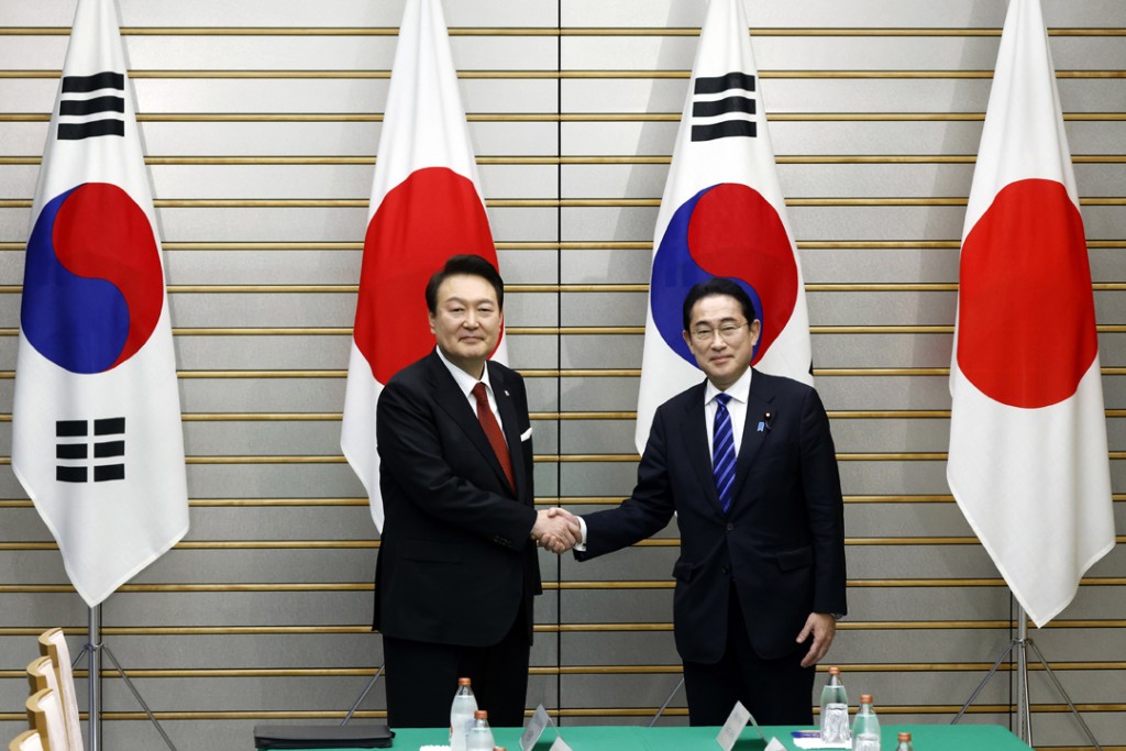 日本外交蓝皮书自2010年版以来再次将韩国表述为伙伴，反映出双边关系的改善。图为日韩首脑去年3月会晤。美联社