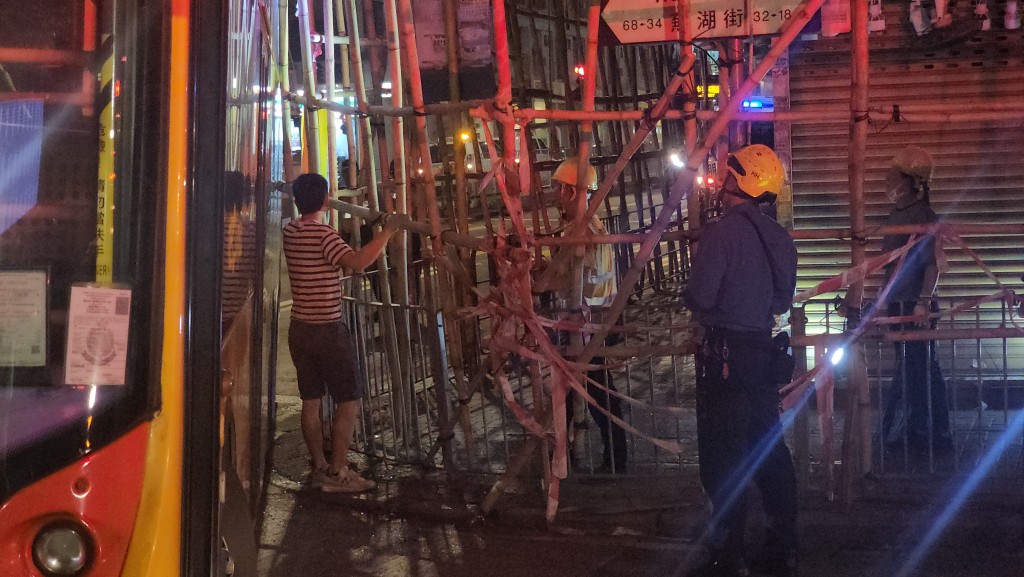 近年工程棚架伸出路面變成都市陷阱,屢引發交通意外。 近年工程棚架伸出路面變成都市陷阱,屢引發交通意外。
