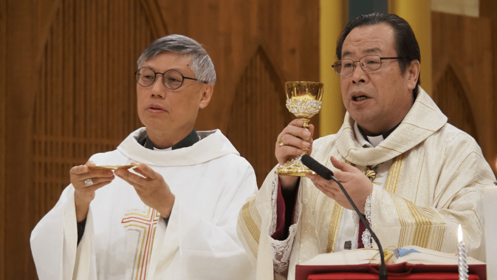 天主教北京教區主教李山（右）應香港教區主教周守仁樞機邀請，將於11月14日起回訪香港5天。圖為周守仁訪京期間與李山共祭彌撒。天主教香港教區圖片