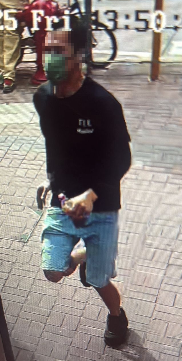 疑犯其後換衫逃竄。