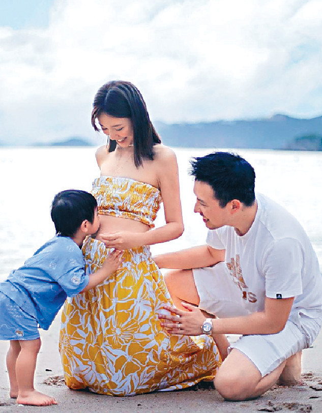 ■囝囝親吻倪晨曦的肚子,一家三口快變四口。 ■囝囝親吻倪晨曦的肚子,一家三口快變四口。