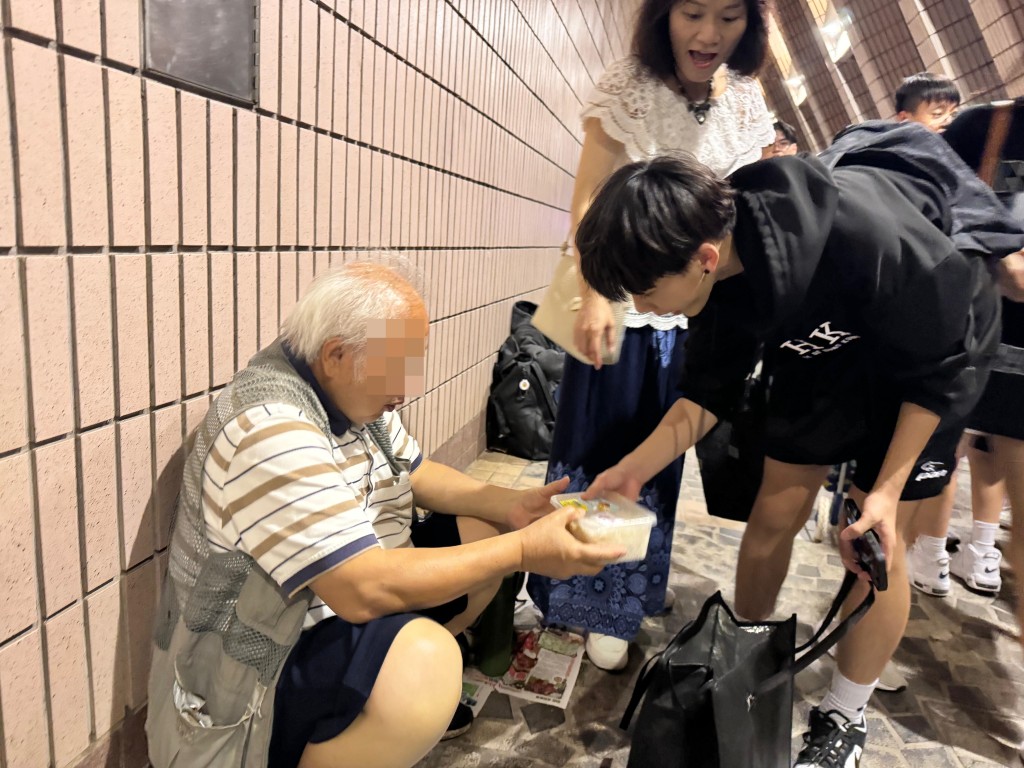 陈沚抒积极培养学生的助人精神，每星期更会抽空与学生进行义工活动。