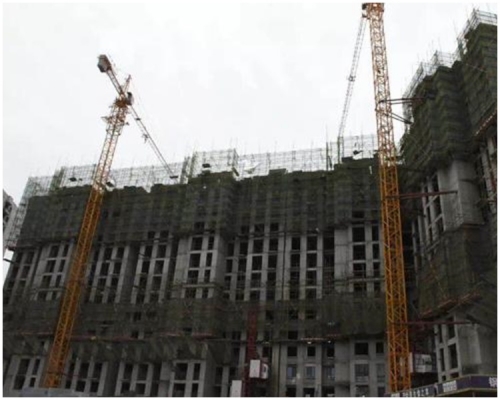 出事的工地有升降机折断倾覆。微博